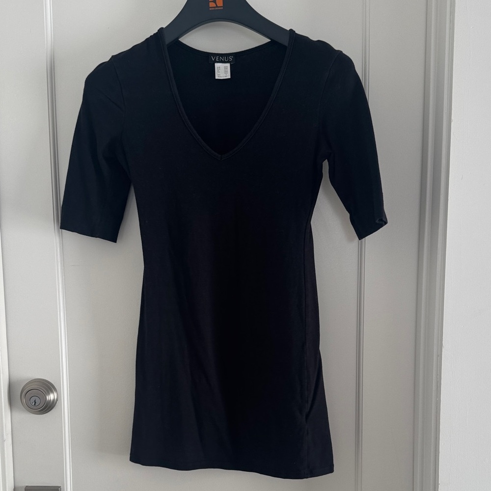 VENUS Black V-Neck Short Sleeve Slim Tee - Sz Small